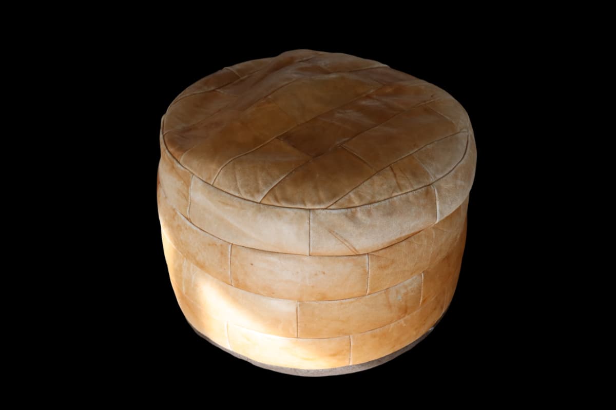 Pouf ou Repose pied patchwork de cuir De Sede