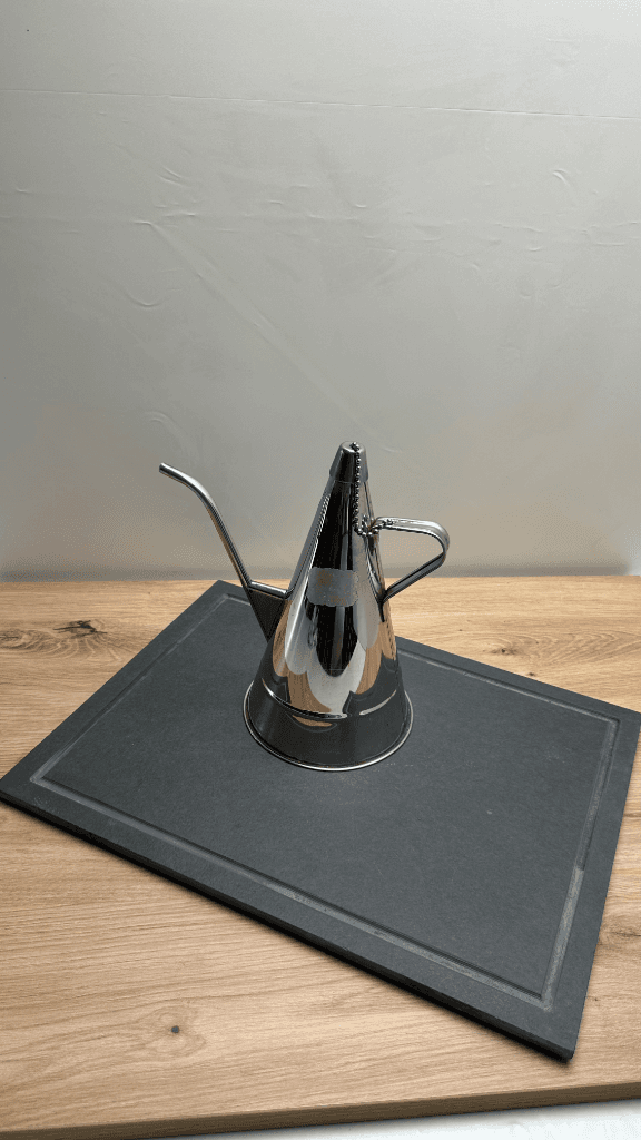 Thumbnail for Verseuse à huile italienne traditionnelle en acier inoxydable.