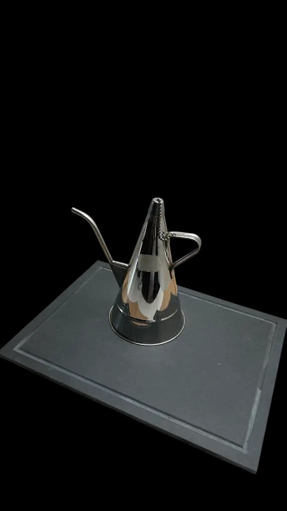 Verseuse à huile italienne traditionnelle en acier inoxydable.