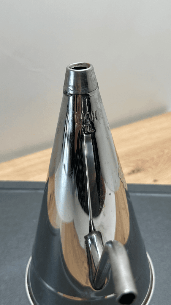 Thumbnail for Verseuse à huile italienne traditionnelle en acier inoxydable.