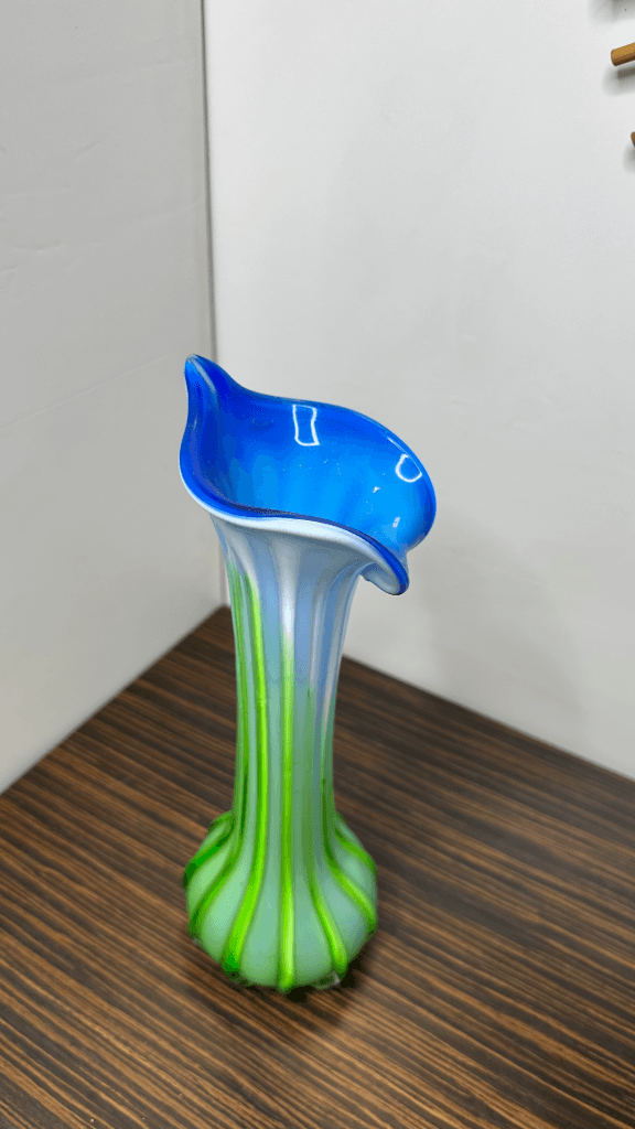 Thumbnail for Vase en verre soufflé