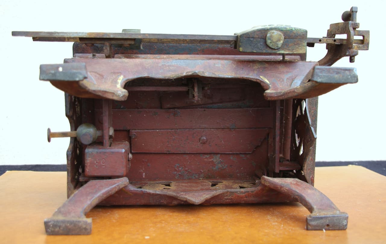 Thumbnail for Balance ancienne allemande en fonte (1900).