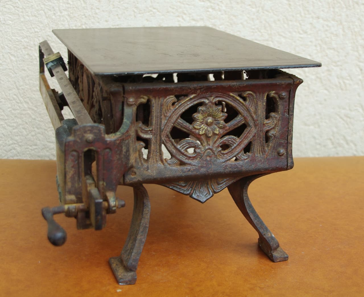 Thumbnail for Balance ancienne allemande en fonte (1900).