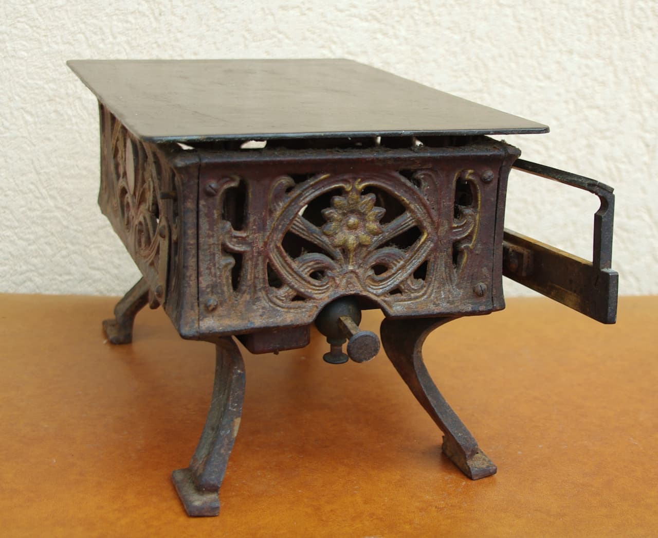 Thumbnail for Balance ancienne allemande en fonte (1900).